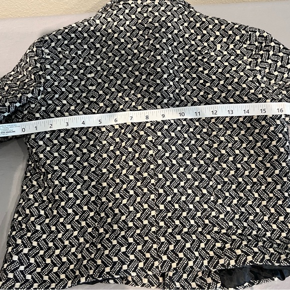 Chic Black and White Tweed Jacket - Picture 6 of 8